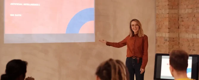 Woman presenting a digital skills presentation on social media, artificial intelligence, and big data to an audience.